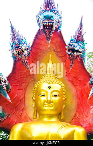 La bellissima buddha con re naga Mujarin al Wat Burapha,Ubonratchathani provincia,della Thailandia. Foto Stock