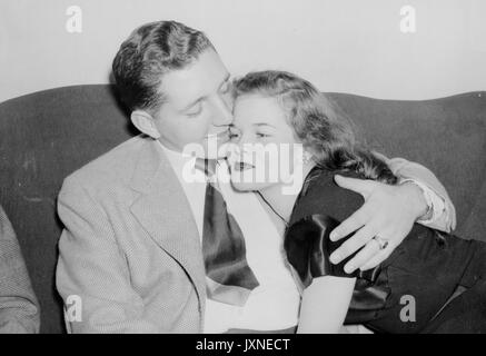 Beta Theta Pi, fraternità, vita studentesca Candid shot di fraternità stati abbracciando la sua fidanzata a un partito, 1947. Foto Stock