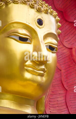 Chiudere la faccia del buddha bellissimo con re naga Mujarin al Wat Burapha,Ubonratchathani provincia,della Thailandia. Foto Stock