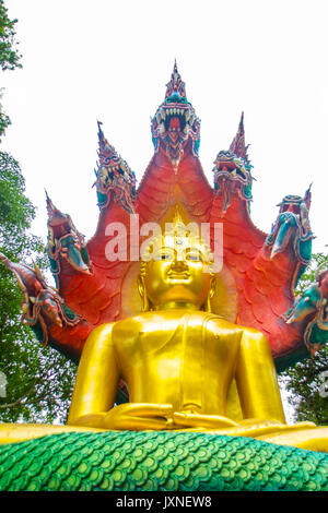 La bellissima buddha con re naga Mujarin al Wat Burapha,Ubonratchathani provincia,della Thailandia. Foto Stock