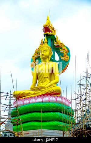 Le belle signore buddha con re di naga (Pra jao yai phob sam) al Wat Mongkolgowitharam (Wat Huai Wang Nong),Ubonratchathani,della Thailandia. Foto Stock