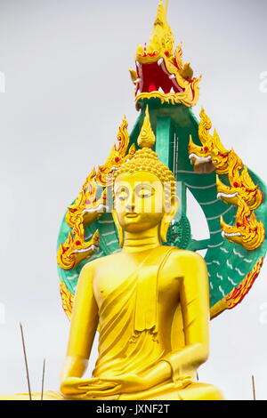 Le belle signore buddha con re di naga (Pra jao yai phob sam) al Wat Mongkolgowitharam (Wat Huai Wang Nong),Ubonratchathani,della Thailandia. Foto Stock
