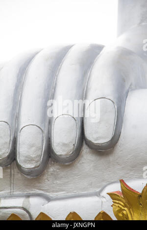 Vicino la mano del grande argento statua del buddha o Luang Phor Ngern statua al Wat Paknam Boong Sapang Ubonratchathani. Foto Stock