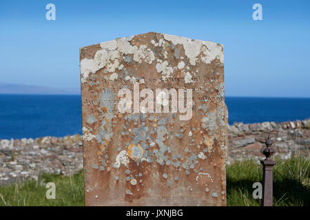 Weathered ed eroso lapide presso il cimitero abbandonato a KILCHOUSLAND antico sagrato, Campbeltown, Scozia. Foto Stock