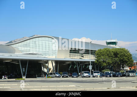 DUBROVNIK CROAZIA - Luglio 20, 2017 : una vista del nuovo edificio aeroportuale con il controllo del traffico aereo nella torre di Dubrovnik, Croazia. Foto Stock