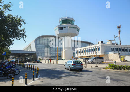 DUBROVNIK CROAZIA - Luglio 20, 2017 : una vista del nuovo edificio aeroportuale con il controllo del traffico aereo nella torre di Dubrovnik, Croazia. Foto Stock