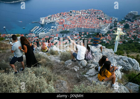 DUBROVNIK CROAZIA - Luglio 20, 2017 : i turisti sul monte Srd per scattare delle foto della antica città vecchia di Dubrovnik, Croazia. Foto Stock