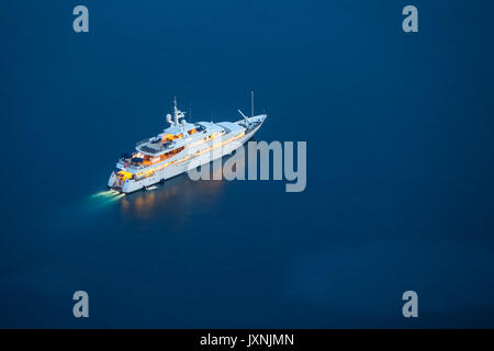 DUBROVNIK CROAZIA - Luglio 20, 2017 : un'illuminata di yacht di lusso in Adriatiac mare al tramonto in riviera di Dubrovnik, Croazia. Foto Stock