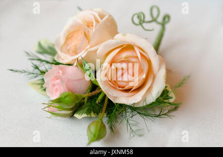 Pallido color pesca boutonniere di rose Foto Stock