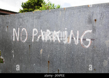 Nessun segno di parcheggio dipinta su una porta di metallo Foto Stock