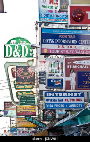 Luglio 11, 2010. Cartelli per esterni pubblicità pensioni, Internet a Khao San Road, Bangkok, Thailandia. Foto Stock