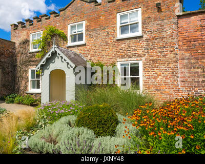 I giardinieri Cottage a mura di cinta del giardino delle rose Wynyard Hall Tees Valley Inghilterra UK in estate Foto Stock