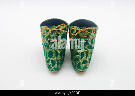 Una coppia di tradizionale e antico, Cinese Lotus scarpe, indossata da donna con i piedi legati in Cina. Foto Stock