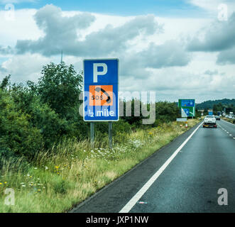 SOS segno per telefono e parcheggio di emergenza sulla autostrada M6 nelle East Midlands, direzione ovest verso Birmingham e Coventry, Inghilterra, Regno Unito. Foto Stock