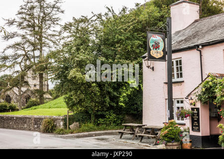 Il Castle Inn pub e ristorante, vicino alla antica chiesa, in Lydford Village, vicino a Okehampton, Devon, Inghilterra, Regno Unito. Foto Stock