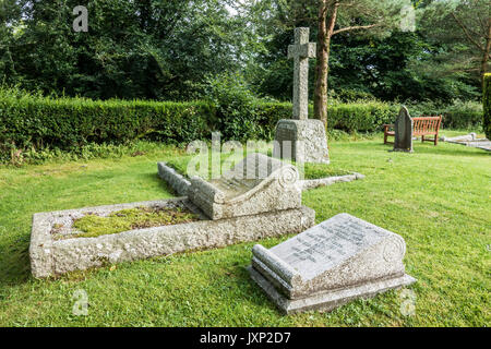 Ornati in antiche tombe con iscrizioni nella chiesa del cimitero a Lydford, vicino a Okehampton, Devon, Inghilterra, Regno Unito. Foto Stock