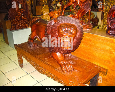 Ubud, Indonesia - 12 Aprile 2012: scolpite in legno statue di animali in negozio Foto Stock