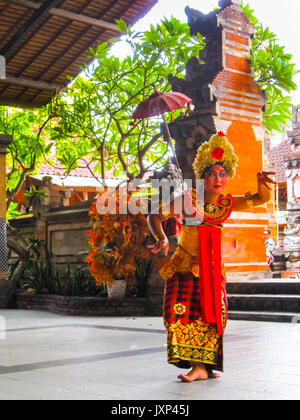 Sukawati, Bali, Indonesia - 28 dicembre 2008: RELIGIOSI barong dance Foto Stock