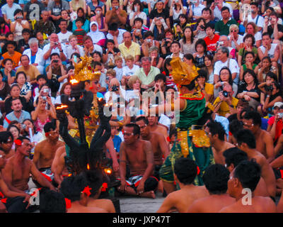 Uluwatu, Bali, Indonesia - 27 dicembre 2008: kecak dance Foto Stock