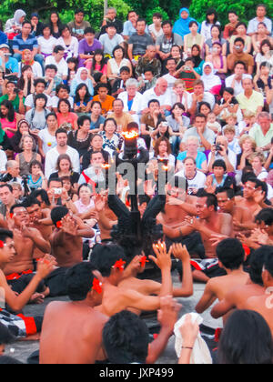 Uluwatu, Bali, Indonesia - 27 dicembre 2008: kecak dance Foto Stock