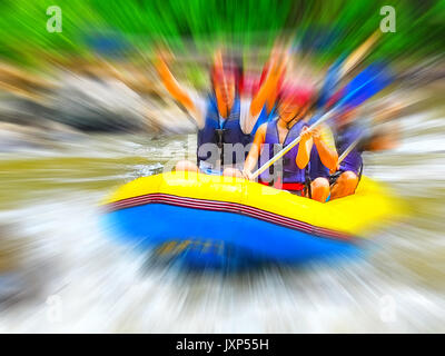 Rafting sul fiume di montagna, offuscata nella postproduzione Foto Stock