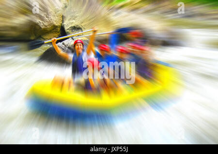 Rafting sul fiume di montagna, offuscata nella postproduzione Foto Stock