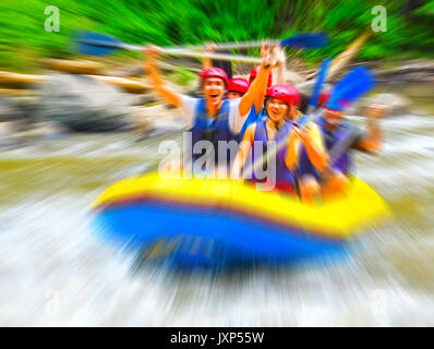 Rafting sul fiume di montagna, offuscata nella postproduzione Foto Stock