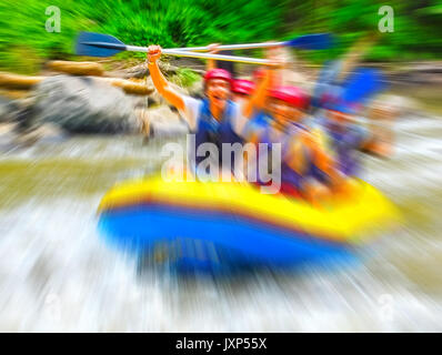 Rafting sul fiume di montagna, offuscata nella postproduzione Foto Stock