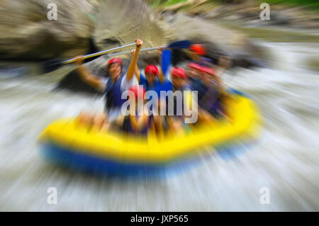 Rafting sul fiume di montagna, offuscata nella postproduzione Foto Stock