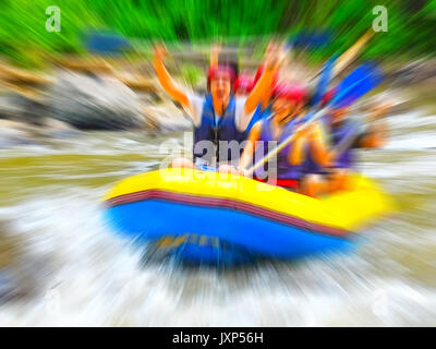 Rafting sul fiume di montagna, offuscata nella postproduzione Foto Stock