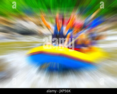 Rafting sul fiume di montagna, offuscata nella postproduzione Foto Stock