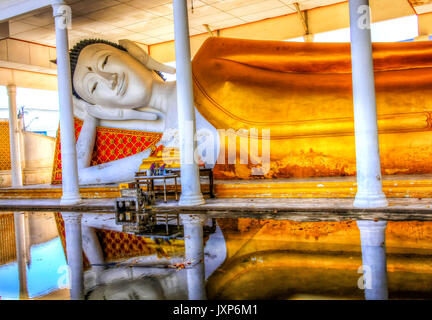 Relining Buddha a un tempio di Bangkok, Thailandia. Foto Stock