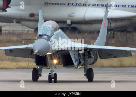 Zhukovsky, Moscow Region, Russia - 10 Novembre 2013: Mikoyan Gurevich MiG-29K 941 nero della marina russa jet da combattimento a Zhukovsky. Foto Stock