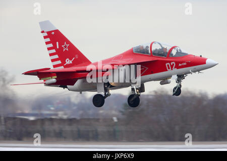 Zhukovsky, Moscow Region, Russia - 23 dicembre 2014: Yakovlev Yak-130 131 bianco in vernice speciale regime in atterraggio a Zhukovsky. Foto Stock