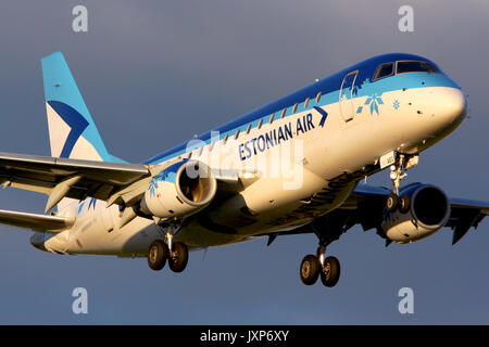 Sheremetyevo, Moscow Region, Russia - 30 Maggio 2012: Estone Air Embraer ERJ-170 STD sbarco presso l'aeroporto internazionale di Sheremetyevo. Foto Stock