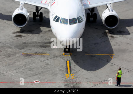 Sheremetyevo, Moscow Region, Russia - 4 Giugno 2014: Air France Airbus A320 presso l'aeroporto internazionale di Sheremetyevo. Foto Stock