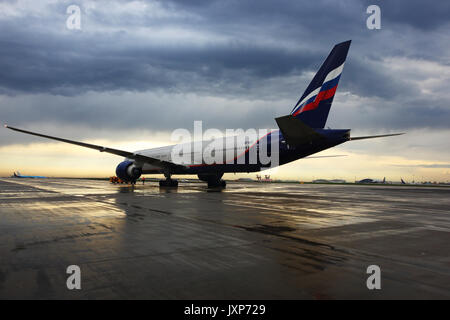 Sheremetyevo, Moscow Region, Russia - 2 May 2014: Aeroflot Boeing 777-300 VQ-BQE in piedi presso l'aeroporto internazionale di Sheremetyevo. Foto Stock