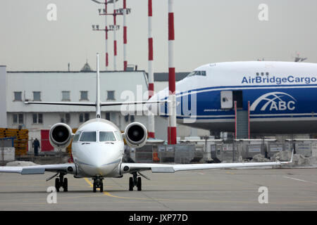 Sheremetyevo, Moscow Region, Russia - Marzo 2, 2014: Privato Gulfstream G200 LX-GRS raffigurato presso l'aeroporto internazionale di Sheremetyevo. Foto Stock