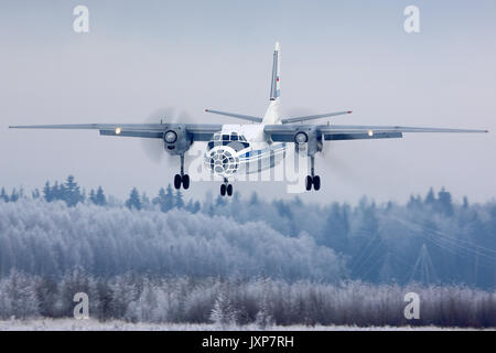 Kubinka, Moscow Region, Russia - Marzo 26, 2014: Russo Air force Open Skies Antonov un-30 05 nero in atterraggio a Kubinka Air Force Base. Foto Stock