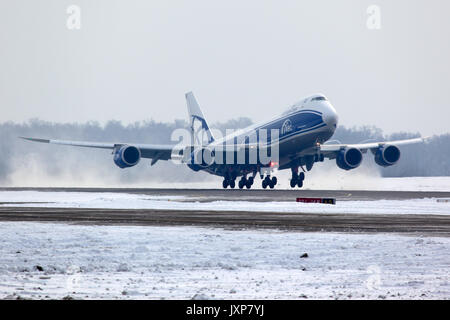 Domodedovo, Moscow Region, Russia - 11 Febbraio 2012: Boeing B-747-800 VQ-BLQ di Ponte Aereo Cargo Airlines in decollo a Domodedovo airp internazionale Foto Stock