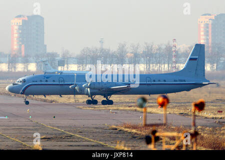 Chkalovsky, Moscow Region, Russia - 30 Ottobre 2013: Ilyushin IL-18 RA-75516 di russo Air Force a Chkalovsky. Foto Stock