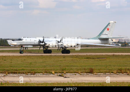 Zhukovsky, Moscow Region, Russia - 13 Ottobre 2014: Tupolev Tu-95MS Bear 62 rosso di russo air force a Zhukovsky. Foto Stock