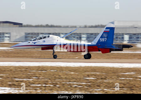 Zhukovsky, Moscow Region, Russia - Marzo 2, 2014: Sukhoi Su-30M 597 Bianco del volo Istituto di ricerca perfoming prova di volo a Zhukovsky. Foto Stock