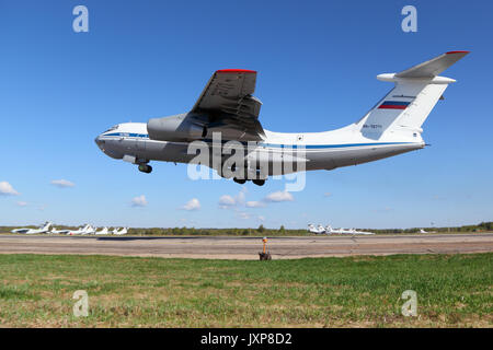 Migalovo, Regione di Tver, Russia - 6 Maggio 2014: Russo Air force Ilyushin IL-76MD RA-76771 a Migalovo airfiled uscire la Giornata della Vittoria parade. Foto Stock