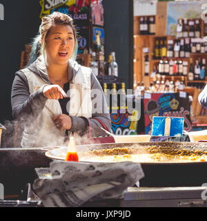 Giovani turisti in un cibo spagnolo in stallo Borough Market. Londra, 2017. Foto Stock