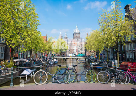 Amsterdam, Paesi Bassi - 20 Aprile 2017: bicicletta sulla via della città di fiume ponte canale di Amsterdam. Foto Stock