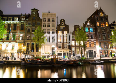 Canali di Amsterdam di notte. Amsterdam è la capitale e la città più popolosa dei Paesi Bassi. Foto Stock