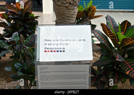 Segno di consigliare ai clienti di godere di piante all'interno di Milton Keynes Shopping Center. Foto Stock