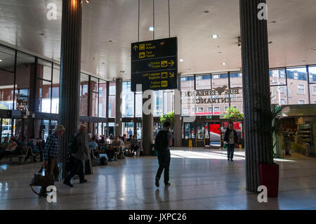 Busáras è la stazione centrale degli autobus di Dublino, Irlanda. I passeggeri ai clienti di uscire dalla stazione Foto Stock