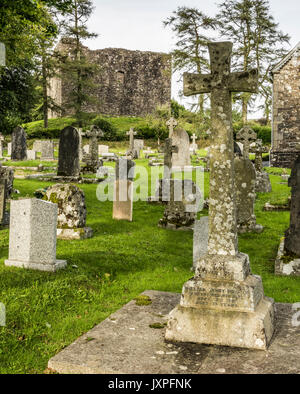 Chiesa del Cimitero, con lo storico castello di sfondo, Lydford, vicino a Okehampton, Devon, Inghilterra, Regno Unito. Foto Stock